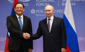 Lao Prime Minister Pays Courtesy Call on Russian President